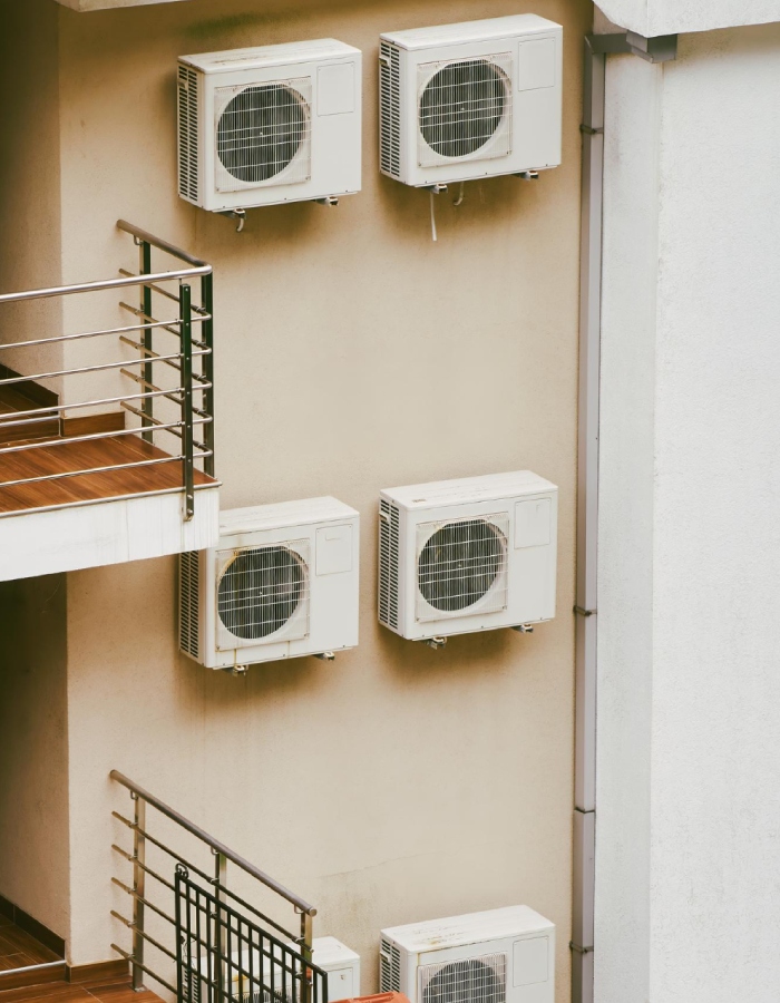 Unité extérieure de climatisation fixée en façade