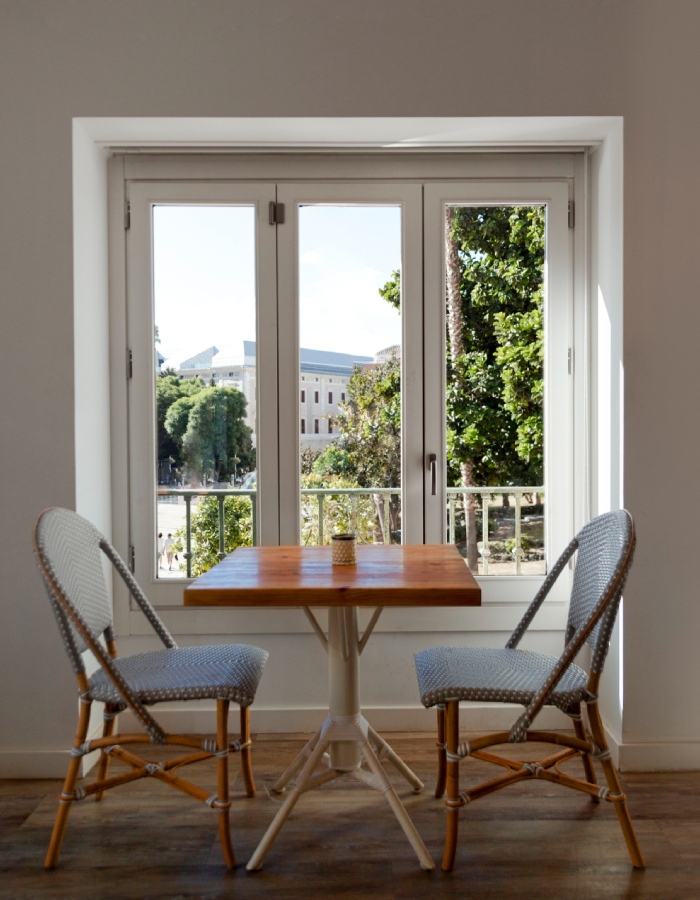 Fenêtre double vitrage en menuiserie blanche dans un intérieur lumineux