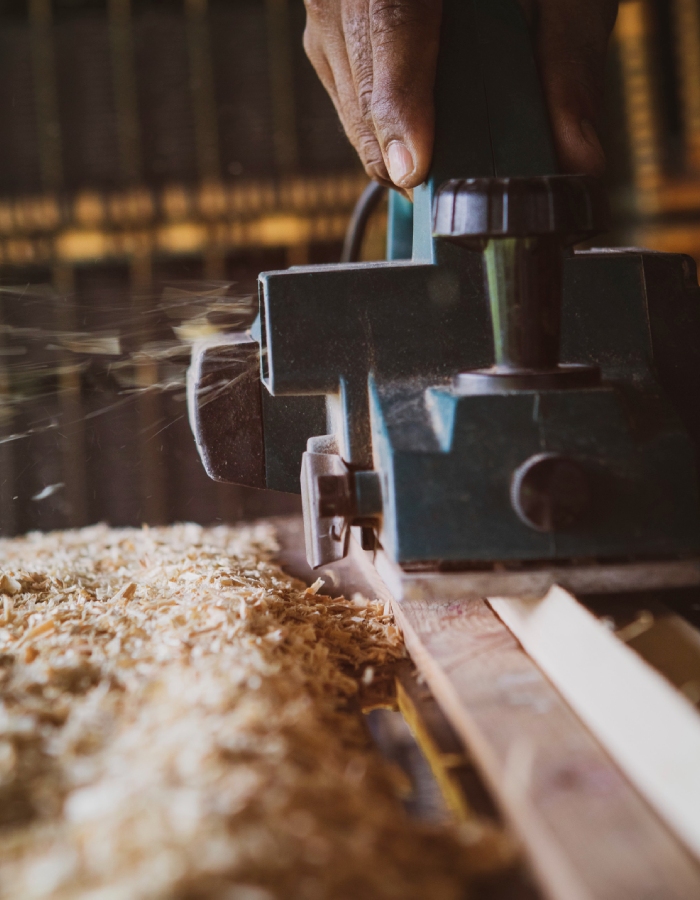 Rabotage d’une pièce de bois avec un outil électrique