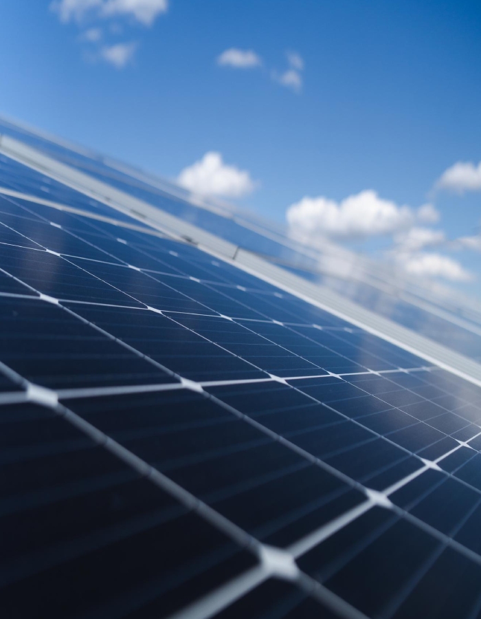 Panneaux photovoltaïques exposés au soleil sur une toiture